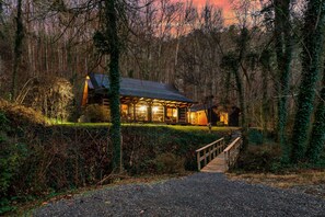 Exterior - Christmas Openings! Private Cabin 3bd 3ba Sleeps 10 Pet Friendly Lots of Parking (Sevierville)