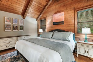 3 bedrooms, desk, WiFi, bed sheets