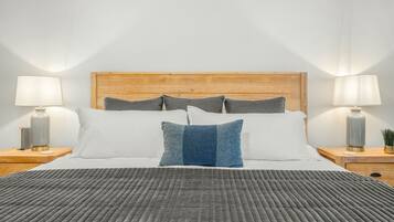 2 bedrooms, desk, iron/ironing board, WiFi
