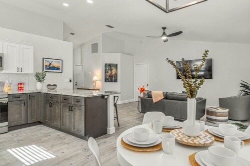 The Executive Villa @ Sun N Lake less than 1 mile to Golf Course and Hospital