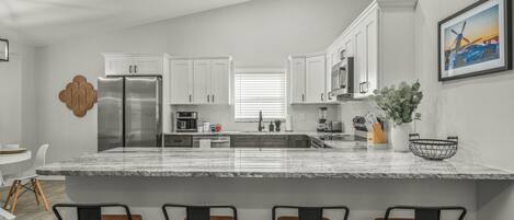 雪櫃、微波爐、焗爐、爐具