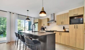 Geladeira, micro-ondas, fogão, cooktop