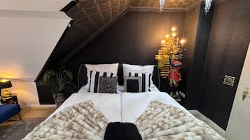 2 habitaciones, escritorio y tabla de planchar con plancha