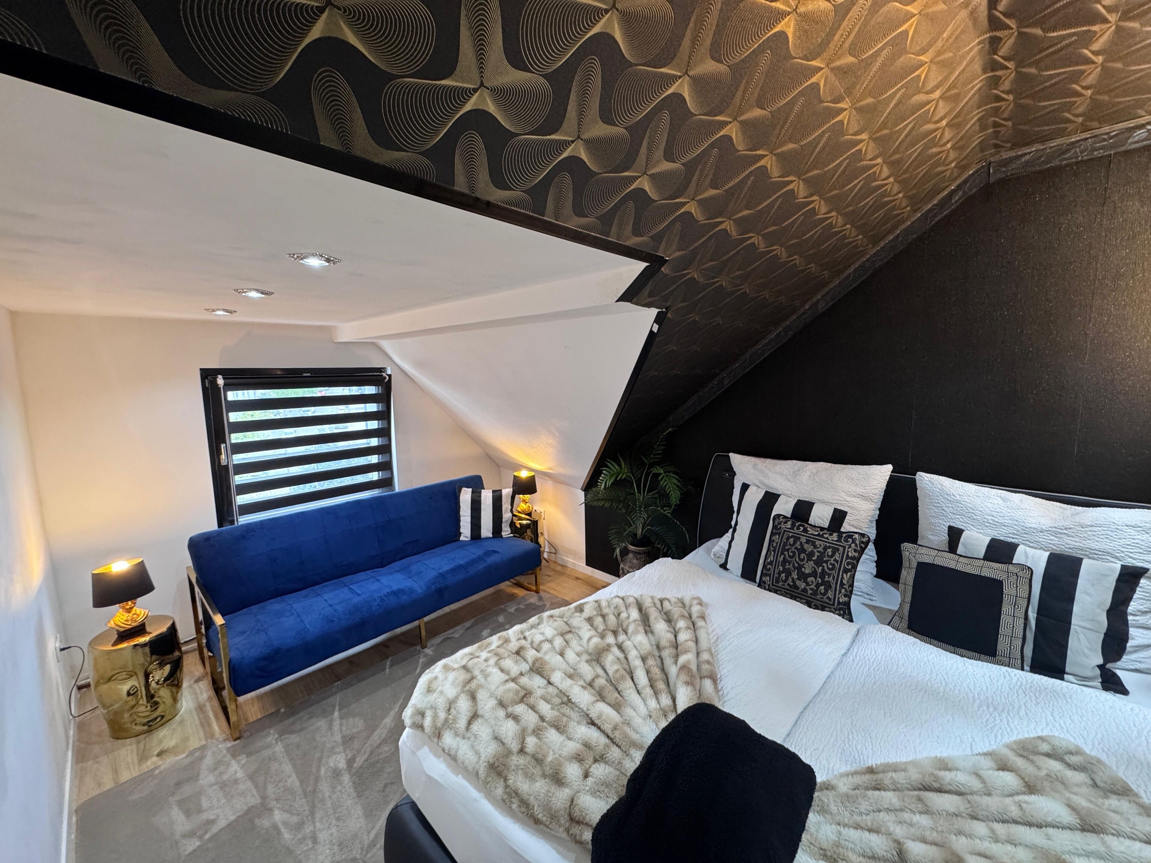 2 habitaciones, escritorio y tabla de planchar con plancha 