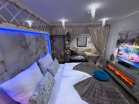 2 bedrooms, desk, iron/ironing board, travel cot. LUXURY HOME in Bochum