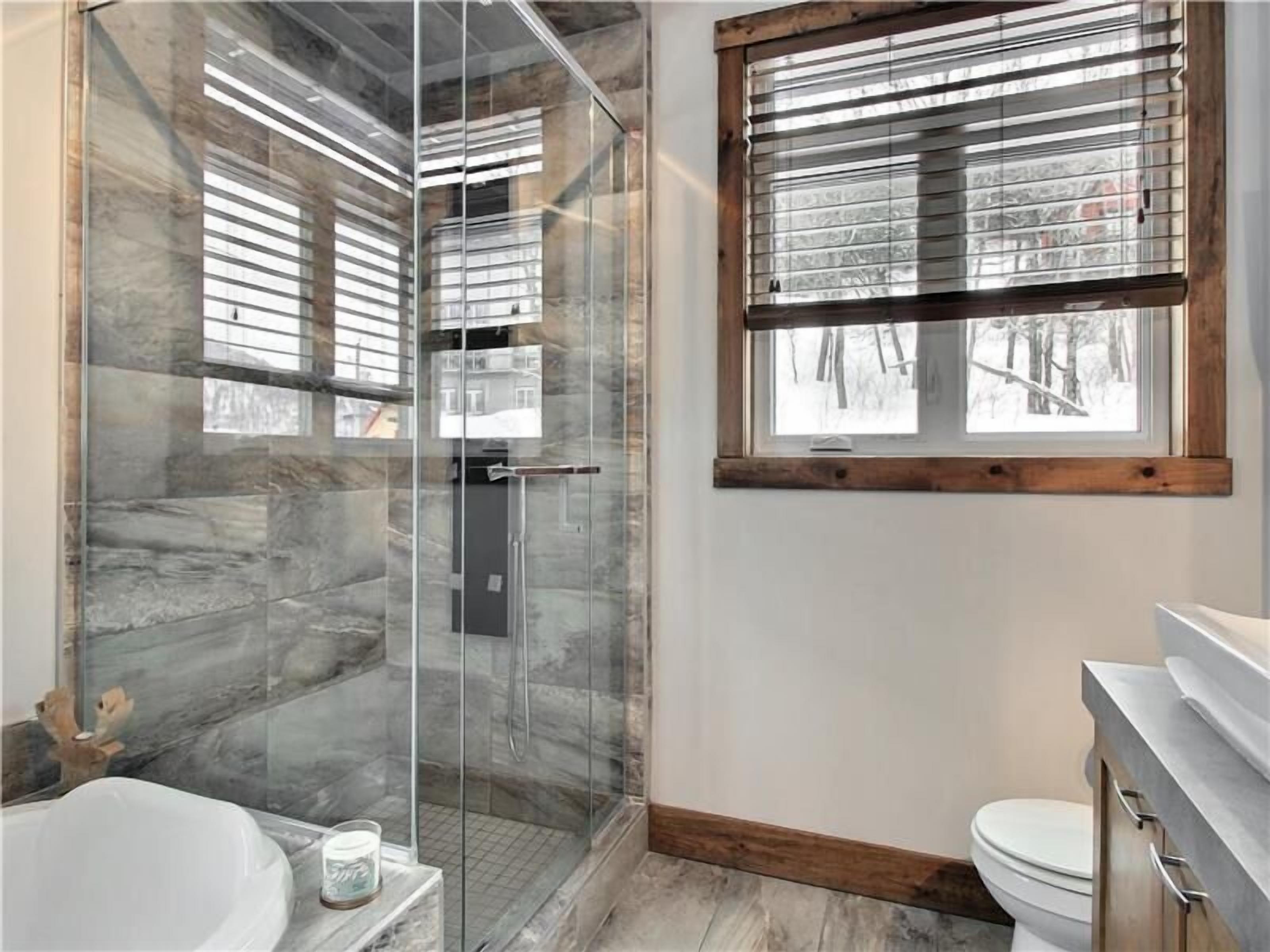 Een douche, handdoeken