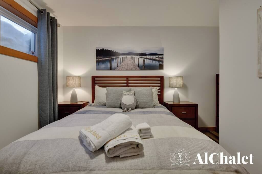5 bedrooms, travel crib, WiFi, bed sheets
