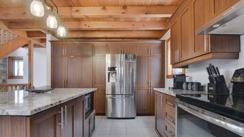 KĂŒhlschrank, Mikrowelle, Ofen, Herdplatte