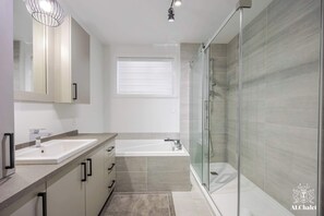 Dusj, hårføner og håndklær