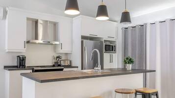 Réfrigérateur, four à micro-ondes, un four, surface de cuisson