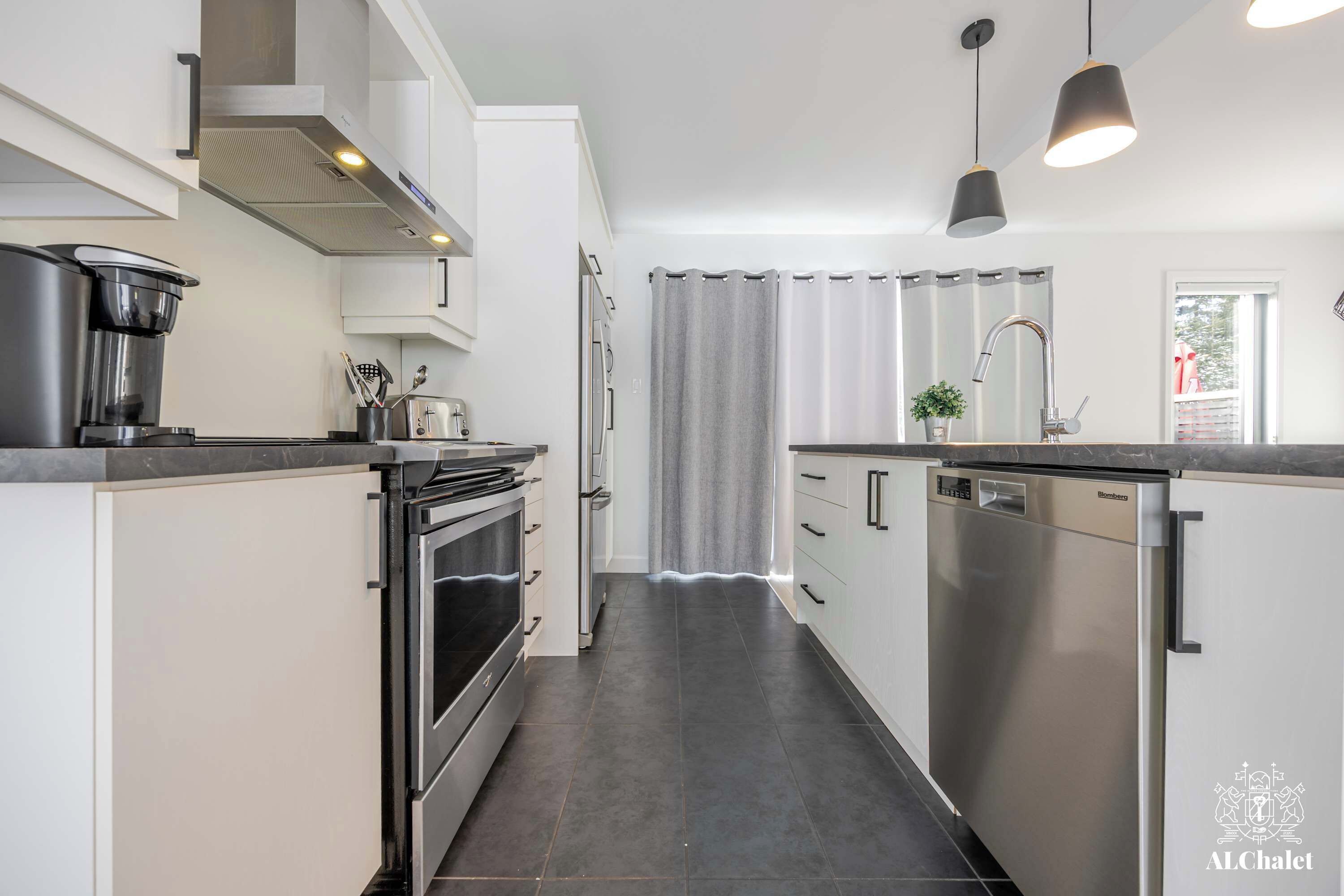 冷蔵庫、電子レンジ、オーブン、コンロ