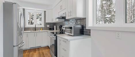 Refrigerador, microondas, horno y parrilla de estufa