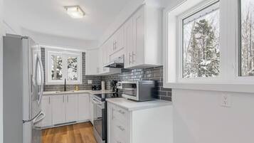 Geladeira, micro-ondas, fogão, cooktop