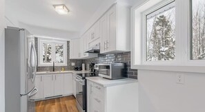 Geladeira, micro-ondas, fogão, cooktop