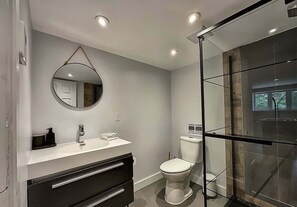 Shower, hair dryer - La Petite Ourse Cozy Getaway in Charlevoix  Spa (Petite-Rivière-Saint-François)