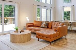 TV, fireplace - La Madeleine - Comfort & Elegance in the Forest - Spa & Office (Capitale-Nationale)