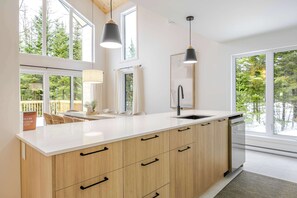 Fridge, microwave, oven, stovetop - La Madeleine - Comfort & Elegance in the Forest - Spa & Office (Capitale-Nationale)