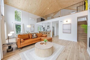 TV, fireplace - La Madeleine - Comfort & Elegance in the Forest - Spa & Office (Capitale-Nationale)