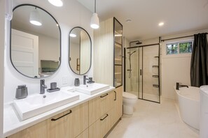 Douche, séchoir à cheveux, serviettes fournies