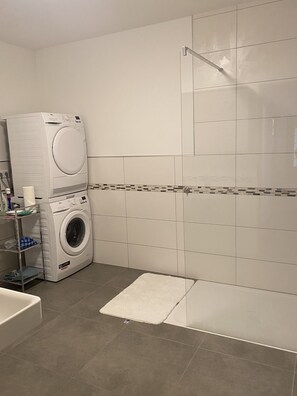 Douche, sèche-cheveux, serviettes fournies, papier toilette