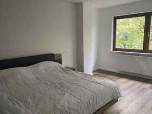 2 bedrooms, travel crib, bed sheets