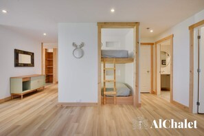 4 bedrooms, WiFi, bed sheets