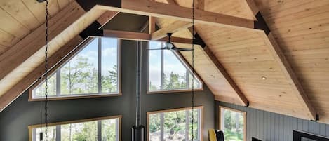 Televisión, chimenea y futbolito