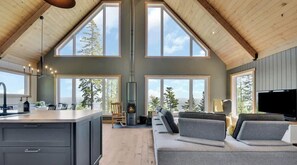 Télévision, cheminée, baby-foot