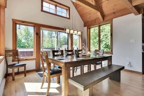 Dining - Chalet l'Ascension  Nature getaway with Spa (Petite-Rivière-Saint-François)