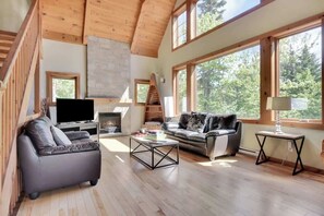 TV, fireplace - Chalet l'Ascension  Nature getaway with Spa (Petite-Rivière-Saint-François)