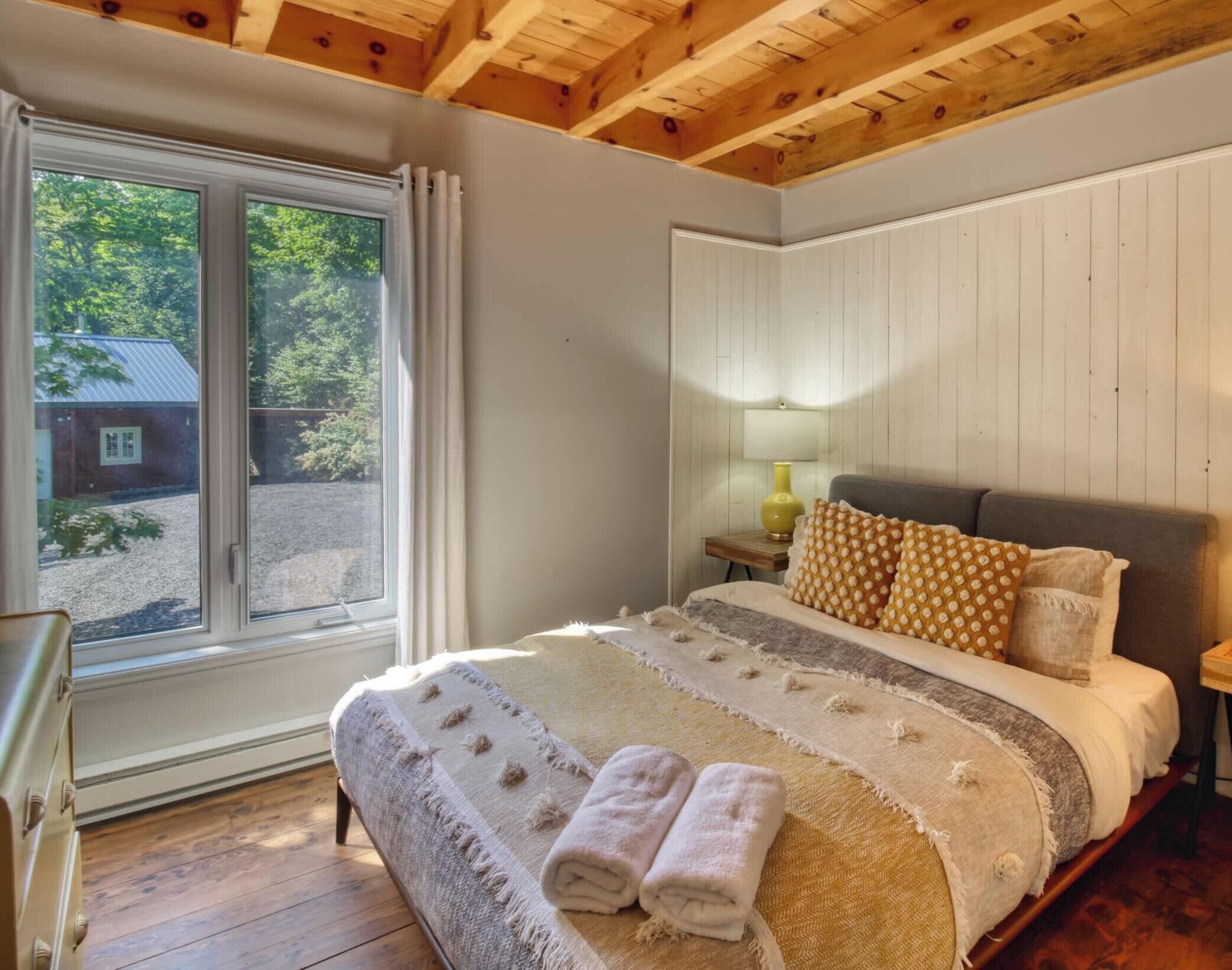 4 bedrooms, travel crib, WiFi, bed sheets