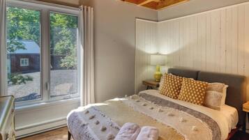 4 bedrooms, travel crib, WiFi, bed sheets