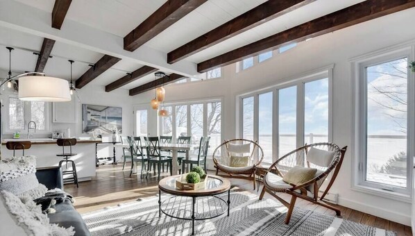 Fernseher, Kamin, Tischfußball