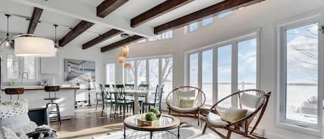 Televisión, chimenea y futbolito