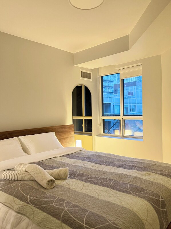 2 bedrooms, iron/ironing board, WiFi, bed sheets - 2BR Dream Suite Nestled in the Heart of Downtown (Toronto)