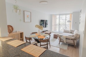 Smart TV - 2BR Dream Suite Nestled in the Heart of Downtown (Toronto)