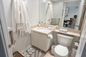 Hair dryer, towels, soap, shampoo - 2BR Dream Suite Nestled in the Heart of Downtown (Toronto)