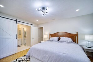 4 bedrooms, iron/ironing board, WiFi, bed sheets - Poolside Haven Near Golf Course Sleeps 12 (Jacksonville)
