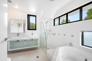 Shower, towels - Peregian on the Beach Apt 1 (Peregian Beach)