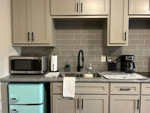 Kühlschrank, Mikrowelle, Herdplatte, Wasserkocher mit Kaffee-/Teezubehör
