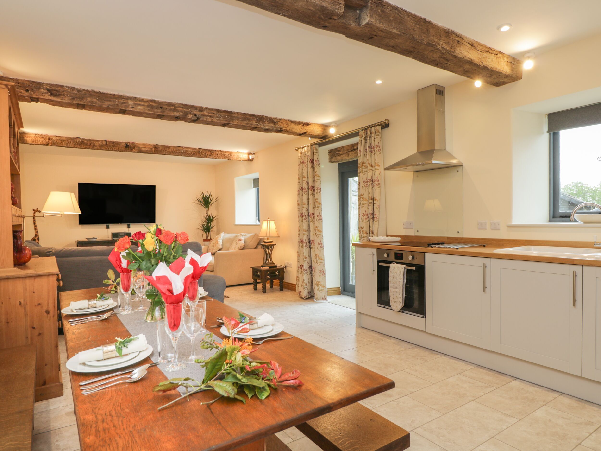 Geladeira, lava-louças, chaleira elétrica, torradeira