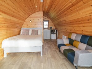 1 bedroom, travel cot, WiFi - THE WHEELHOUSE POD NO. 2, romantic in Burtonport, County Donegal (LETTERKENNY)