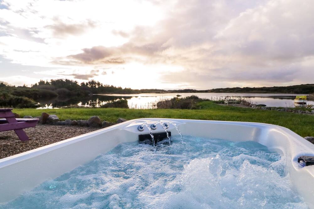 THE WHEELHOUSE POD NO. 2, romantic in Burtonport, County Donegal