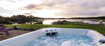 THE WHEELHOUSE POD NO. 2, romantic in Burtonport, County Donegal