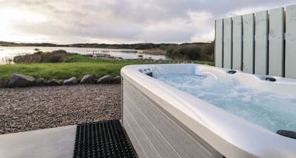 THE WHEELHOUSE POD NO. 3, romantic in Burtonport, County Donegal