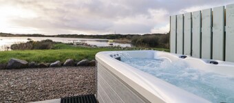THE WHEELHOUSE POD NO. 3, romantic in Burtonport, County Donegal