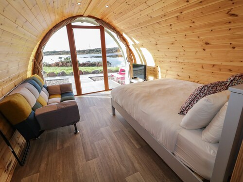THE WHEELHOUSE POD NO. 7, romantic in Burtonport, County Donegal