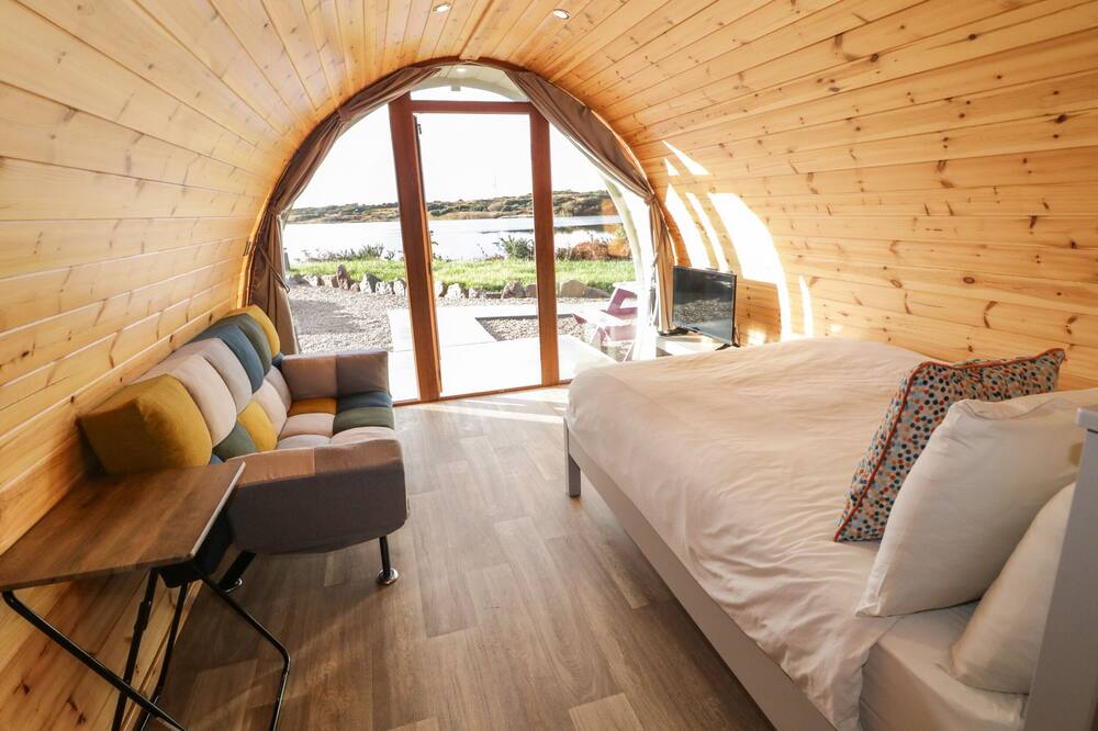 THE WHEELHOUSE POD NO. 9, romantic in Burtonport, County Donegal
