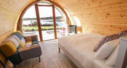 THE WHEELHOUSE POD NO. 8, romantic in Burtonport, County Donegal