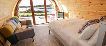 THE WHEELHOUSE POD NO. 8, romantic in Burtonport, County Donegal